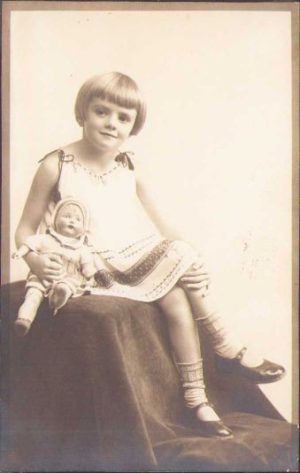 Fetiță cu păpușă, studio Fischer, Sibiu