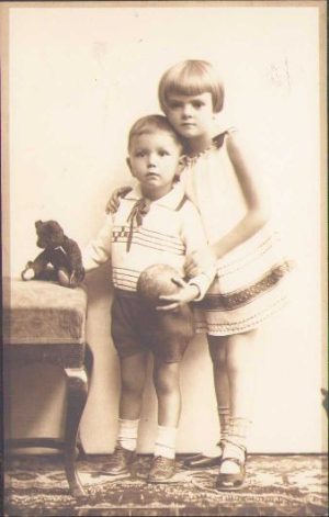 Copii cu jucării, studio Fischer, Sibiu