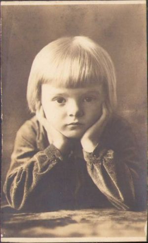 Portret de fetiță, România interbelică
