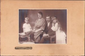 Pălărierului Anton Revilak, mic meseriaș cu atelier în Sântana, apoi în Hălmagiu, județul Arad, 1923, studio Kossakné și Schwarcz, Arad