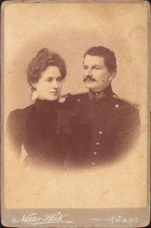 Ofițer român de vânători în uniformă model 1895, studio Heck, Iași