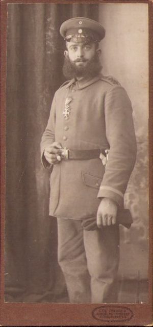 Militar german cu Militär-Verdienstkreuz (bavareză) cu coroană, spade și panglică de război. Studio Pfluger, Augsburg