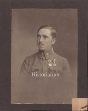 Ofițer austro-ungar decorat cu Tapferkeitsmedaille și cu Karl-Truppenkreuz, fotografie databilă între anii 1916-1918
