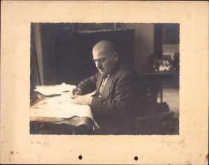Profesorul Ioan Văleanu de la Școala Tehnică din Cluj în biroul său de acasă, studio Bordan, Cluj, 1938