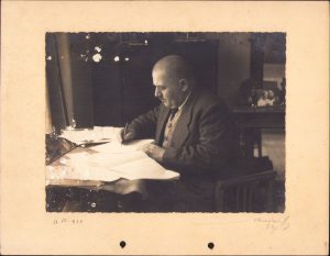 Profesorul Ioan Văleanu de la Școala Tehnică din Cluj în biroul său de acasă, studio Bordan, Cluj, 1938
