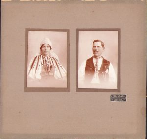Țărani români în port popular, studio Fischer, Sibiu