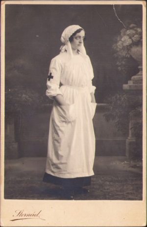 Soră de Crucea Roșie, studio Sternad, Alba Iulia