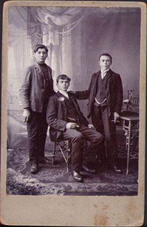 Băieți cu țigări de foi, studio fotografic anonim