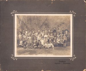 Copii la grădiniță cu educatoare, fotografie studio Lieblich, Sibiu, ante 1918