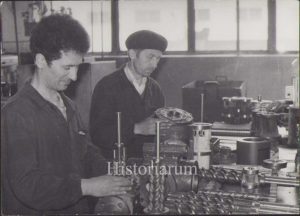 Muncitori în atelier, perioada comunistă