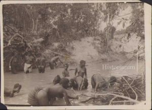 Fotografie exotică - femei la pescuit, Africa, anii 1930