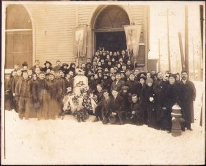 Înmormântarea unei imigrante românce în SUA, anii 1920. În fotografie apare Biserica Sf Constantin și Elena