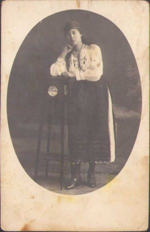 Femeie în port popular românesc, 1922