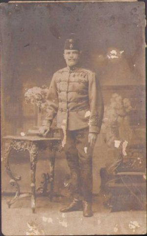 Ofițer austro-ungar de cavalerie, cu fes, decorat