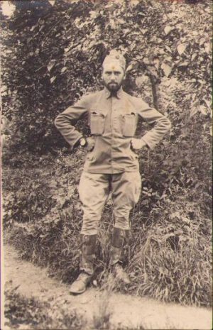 Ofițer austro-ungar cu ceas de buzunar la încheietura mâinii