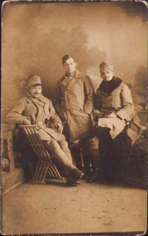 Ofițeri austro-ungari, 1915, pozează cu pistol Roth-Steyr 1907. La cel din stânga se vede tocul pistolului, cel din dreapta ține pistolul în mână. Cel puțin unul este de origine slavă și îi scrie proprietarului de pământ Konstantinovski Lazar din Timișoara. Poză realizată la Budapesta și marcată de mână ca poștă militară. Ștampilă "Vecsés P U"