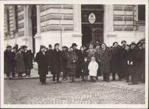 Veterani români de război din Primul Război Mondial în fața Liceului "Emanuil Gojdu" din Oradea, anii 1930