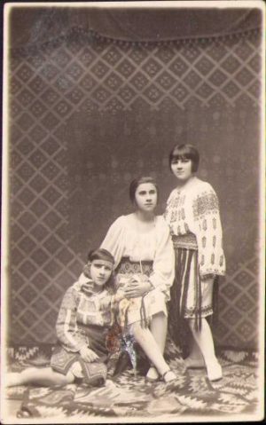 Fete în port popular românesc, 1928, studio Zissu, Târgoviște