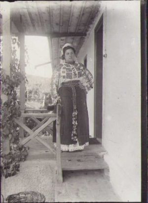 Femeie în port popular românesc, 1922