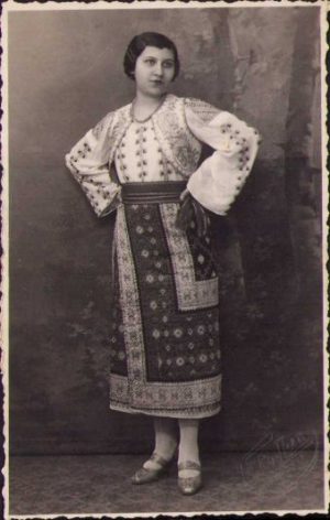 Femeie în port popular românesc, 1935, studio Foto Lux, București