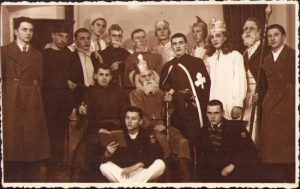 Tineri într-o piesă de teatru de Crăciun, studio Grigorescu, Călărași, perioada interbelică