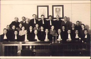 Magistrați, 1940-1944, cu portretul Regelui Mihai și al Mareșalului Antonescu pe perete, în spatele lor