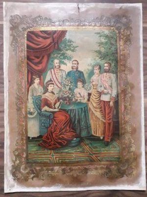 Familia imperială austriacă, litografie color cu decor ambutisat, circa anii 1880. Pe scaun, în stânga, împărăteasa Elisabeta (îndrăgita Sissi), în spatele ei, Franz Joseph.