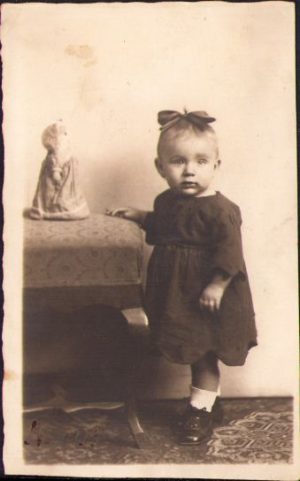 Copil cu păpușă, 1923, studio Fischer, Sibiu