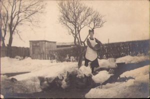 Fată hrănind curcile, perioada antebelică