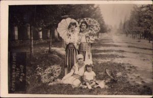 Femei în port popular românesc, Covasna, perioada interbelică