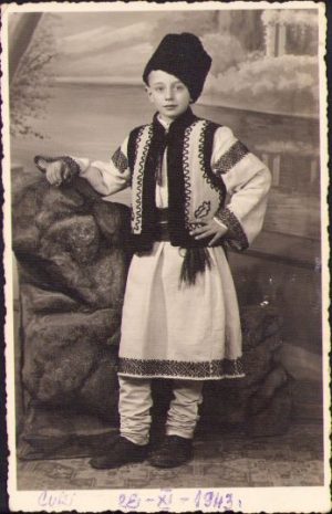 Băiat în port popular românesc, 1943