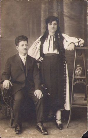 Femeie în port popular românesc, 1926