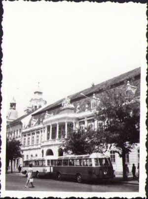 Autobuze și palatul Banffy, Cluj, anii 1960