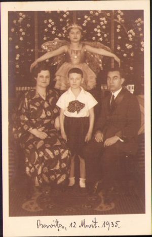 Familie cu copii, studio Kovacs, Oravița, 1934
