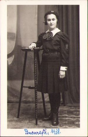 Elevă, studio Kovacs, Oravița, 1938