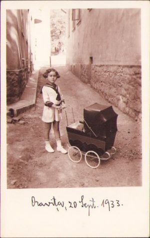 Fetiță cu cărucior, Oravița, 1933
