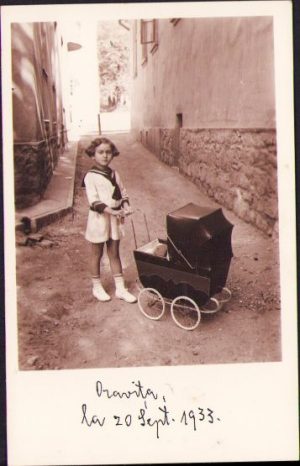Fetiță cu cărucior, Oravița, 1933