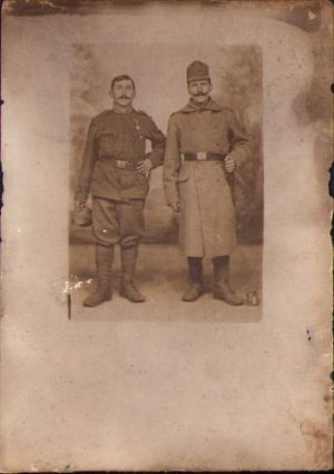 Soldați austro-ungari de origine română fotografiați la Viena, Primul Război Mondial. Notă scrisă de mână în limba română de unul dintre ei pe spatele fotografiei