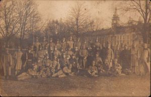 George Barbu, militar austro-ungar de origine română, originar din Orșova, alături de camarazii săi de la școala de telefoniști, Regimentul 39 Infanterie, la Königgrätz, azi Hradec Králové, Republica Cehă, 1916