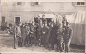Gradați austro-ungari, specialitatea transporturi. Primul din stânga în uniformă complet confecționată din piele, inclusiv capela; unii poartă decorații. Cu ștampila K.u.K. Werkstatten-Automobil No. 67 și 30.5 Mors. Batt. Nro 21. De pe frontul italian, 1917, Feldpost 512, Primul Război Mondial