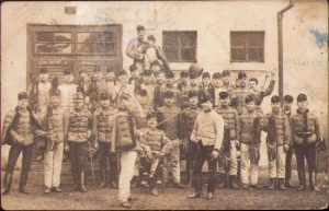 Husari maghiari din perioada imperiului austro-ungar. Pe ușă stă scris cu cretă, în limba maghiară: "Lóra termett a Magyar" ("Maghiarul s-a născut pe cal")