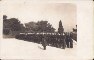 Mașinistul arădean de origine maghiară Kotilla Emil, de la k.u.k. Unterseebot Station, trimite fotografia de față la Arad, în august 1916 de la Pola. Cu ștampilă k.u.k. Marinenpostamt Pola și k.u.k. Kriegsmarine S.M.S. Don Juan D'Austria