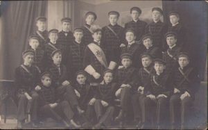Elevi sași ai cursului superior al Liceului Brukenthal din Sibiu în uniforma Coetus Arminia, organizație a elevilor sași similară cu cea a cercetașilor români, 1915/1916