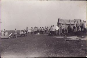 Ofițeri și soldați români din serviciul sanitar la un punct sanitar militar, cu brancarde și adăpost făcut din rogojini, cca 1912-1914
