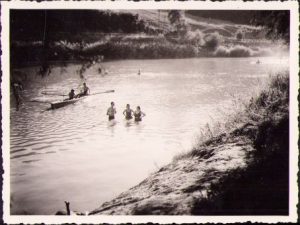 Barcă pe râul Crișul Repede în defileul Ciucea, perioada interbelică