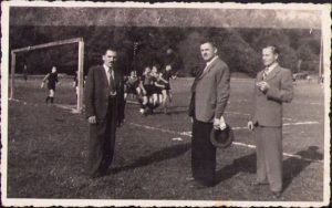 Jucători de fotbal pe teren, România interbelică