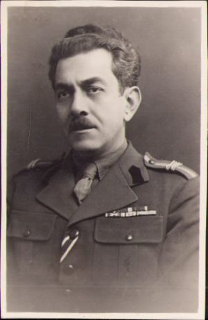 Ofițer român decorat cu Crucea de Fier germană, Al Doilea Război Mondial și purtând bareta "Mărășești" a Crucii comemorative a războiului 1916-1918