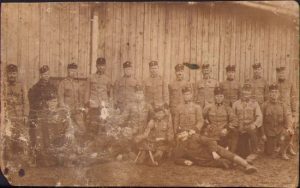 Subunitate de mitraliori austro-ungari cu mitralieră Schwartzlose M. 07/12; majoritatea poartă la guler însemn de mitralior
