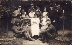 Militari austro-ungari cu Kappenabzeichen și preot