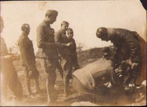 Militari austro-ungari acordă primul ajutor unui pilot de aviație, Primul Război Mondial